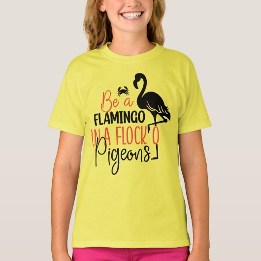 Wees een flamingo in een kudde duiven t-shirt (Voorkant)