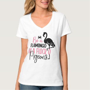 Wees een flamingo in een kudde duiven t-shirt