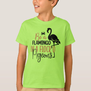 Wees een flamingo in een kudde duiven t-shirt