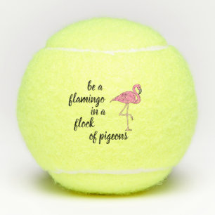 Wees een Flamingo in een kudde duiven Tennisballen