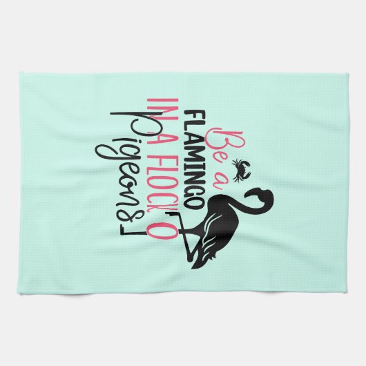 Wees een flamingo in een kudde duiven theedoek (Horizontaal)