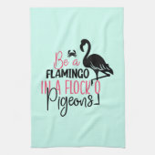 Wees een flamingo in een kudde duiven theedoek (Verticaal)