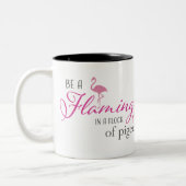 Wees een flamingo in een kudde duiven tweekleurige koffiemok (Links)