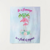 Wees een Flamingo in een kudde duiven Wandkleed (Voorkant)
