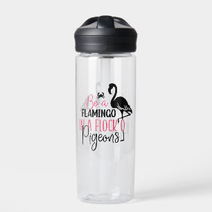 Wees een flamingo in een kudde duiven waterfles