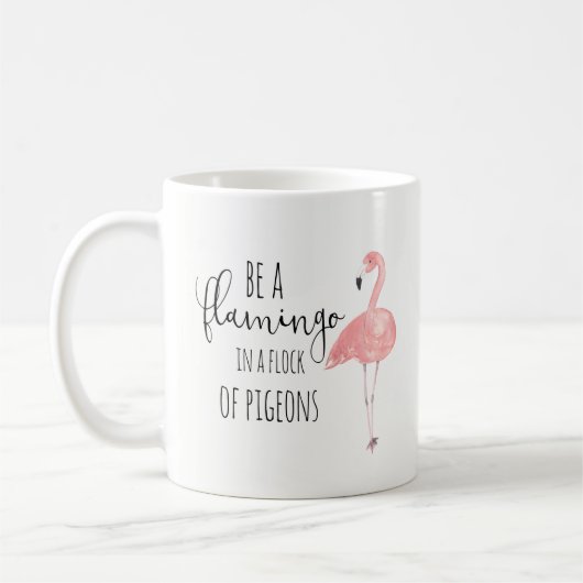 Wees een Flamingo in een kudde van duiven Mok (Links)