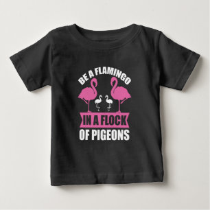 Wees een flamingo in een zwerm duiven