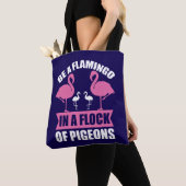 Wees een flamingo in een zwerm duiven-18716 tote bag (Dichtbij)