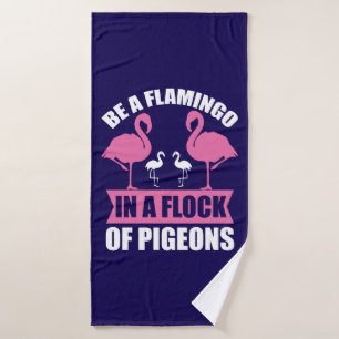 Wees een flamingo in een zwerm duiven badhanddoek