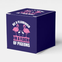 Wees een flamingo in een zwerm duiven
