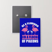 Wees een flamingo in een zwerm duiven button (Voorkant / Achterkant)