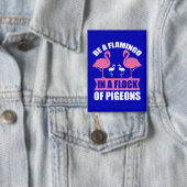 Wees een flamingo in een zwerm duiven button (Insitu)