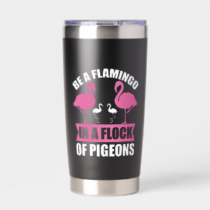 Wees een flamingo in een zwerm duiven geïsoleerde drinkbeker