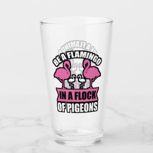 Wees een flamingo in een zwerm duiven glas