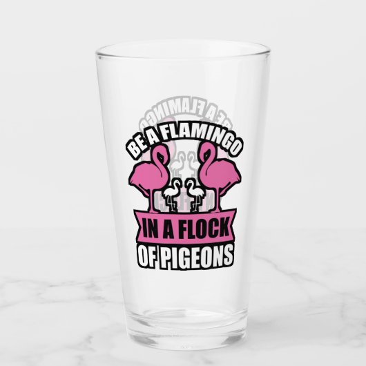 Wees een flamingo in een zwerm duiven glas (Voorkant)