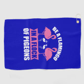 Wees een flamingo in een zwerm duiven golfhanddoek (Horizontaal)