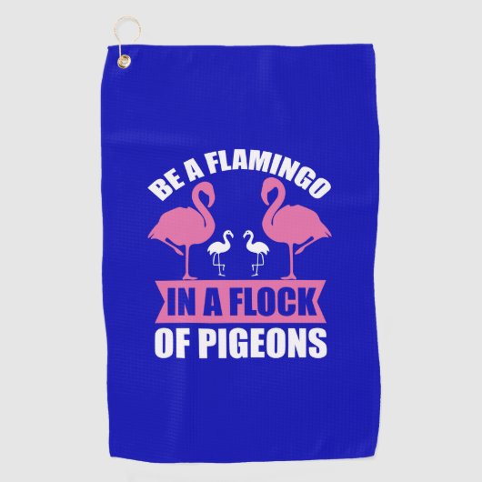 Wees een flamingo in een zwerm duiven golfhanddoek (Voorkant)