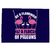 Wees een flamingo in een zwerm duiven groot cadeauzakje (Achterkant)
