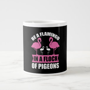 Wees een flamingo in een zwerm duiven grote koffiekop