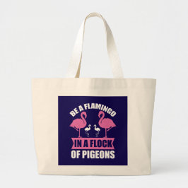 Wees een flamingo in een zwerm duiven grote tote bag