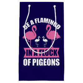 Wees een flamingo in een zwerm duiven klein cadeauzakje