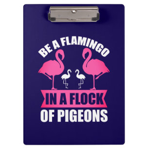 Wees een flamingo in een zwerm duiven klembord