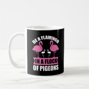 Wees een flamingo in een zwerm duiven koffiemok