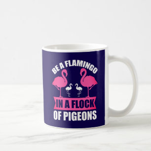 Wees een flamingo in een zwerm duiven koffiemok