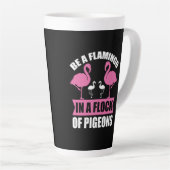 Wees een flamingo in een zwerm duiven latte mok (Rechterhoek)
