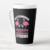 Wees een flamingo in een zwerm duiven latte mok (Linkerhoek)