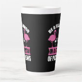 Wees een flamingo in een zwerm duiven latte mok (Voorkant)
