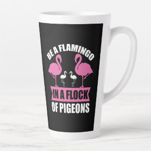 Wees een flamingo in een zwerm duiven latte mok