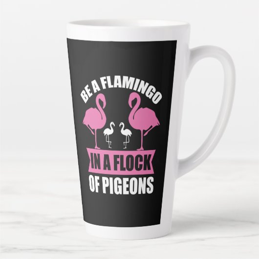 Wees een flamingo in een zwerm duiven latte mok (Rechts)