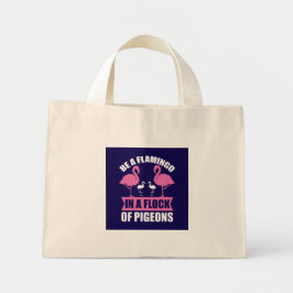 Wees een flamingo in een zwerm duiven mini tote bag
