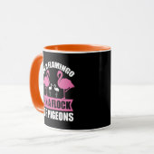 Wees een flamingo in een zwerm duiven mok (Voorkant links)