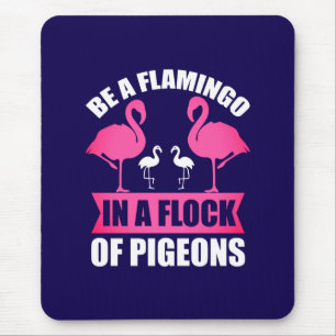 Wees een flamingo in een zwerm duiven muismat