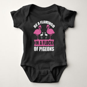 Wees een flamingo in een zwerm duiven romper