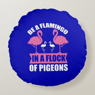 Wees een flamingo in een zwerm duiven rond kussen