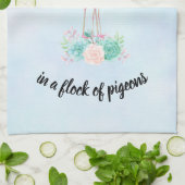 Wees een flamingo in een zwerm duiven Schattigee q Theedoek (Gevouwen)