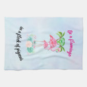 Wees een flamingo in een zwerm duiven Schattigee q Theedoek (Horizontaal)