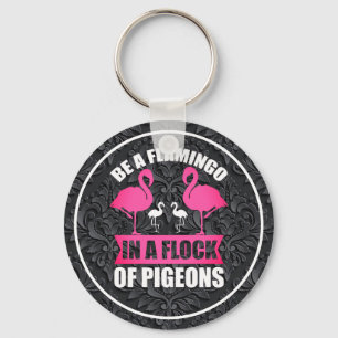 Wees een flamingo in een zwerm duiven sleutelhanger