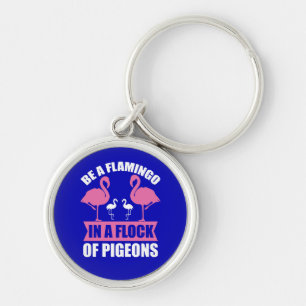 Wees een flamingo in een zwerm duiven sleutelhanger