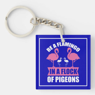 Wees een flamingo in een zwerm duiven sleutelhanger