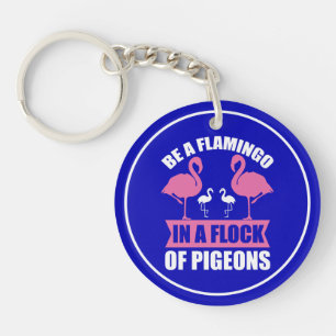 Wees een flamingo in een zwerm duiven sleutelhanger