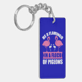 Wees een flamingo in een zwerm duiven sleutelhanger (Voorkant Links)