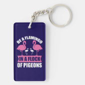 Wees een flamingo in een zwerm duiven sleutelhanger (achterkant)