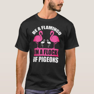 Wees een flamingo in een zwerm duiven t-shirt