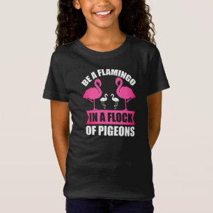 Wees een flamingo in een zwerm duiven t-shirt