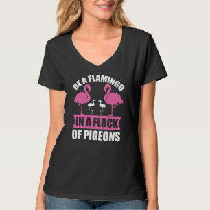 Wees een flamingo in een zwerm duiven t-shirt