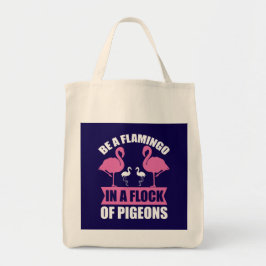 Wees een flamingo in een zwerm duiven tote bag